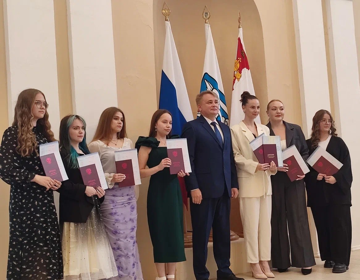 Представитель Вологодского Росреестра вручил дипломы  выпускникам ВоГУ.