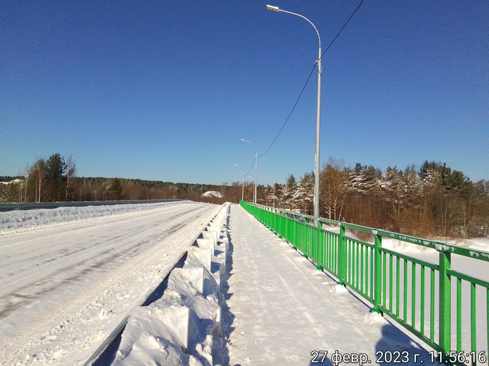 После обильных снегопадов в выходные дни дороги в населенных пунктах Санинского поселения постепенно приводятся в нормативное состояние.