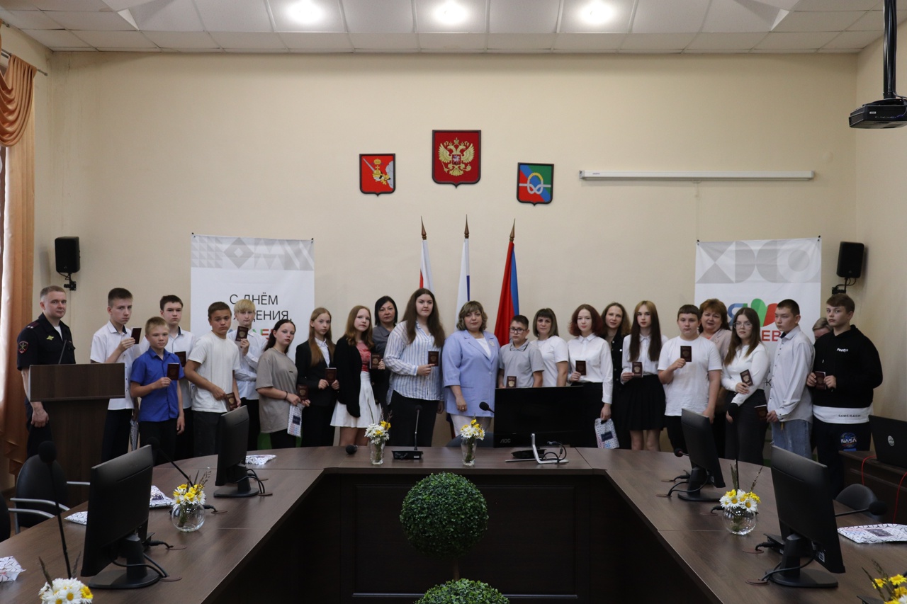В День семьи, любви и верности в зале администрации Бабаевского муниципального округа состоялась торжественная церемония вручения паспорта гражданина Российской Федерации юношам и девушкам, достигшим 14-летнего возраста.
